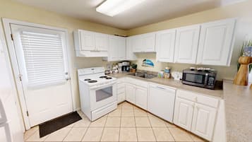 Condo, 2 Bedrooms | Private kitchen