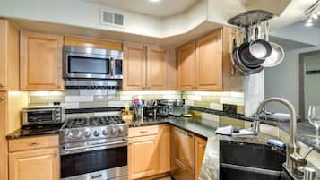 Condo, 2 Bedrooms | Private kitchen | Fridge, oven, coffee/tea maker, toaster
