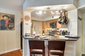 Apartamento, 2 habitaciones | Cocina privada | Frigorífico, horno, cafetera o tetera y tostadora