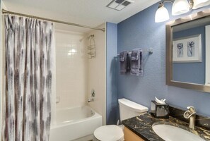 Condo, 2 Bedrooms | Bathroom | Towels, shampoo