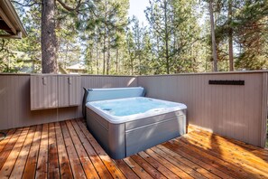 Outdoor spa tub - BLUE15 - Charming Home with AC, Hot Tub, Bikes (Sunriver)