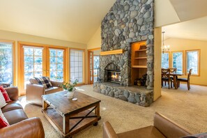 Smart TV, chimenea, oficina