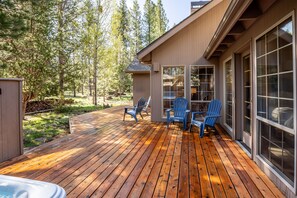 Terrace/patio - BLUE15 - Charming Home with AC, Hot Tub, Bikes (Sunriver)