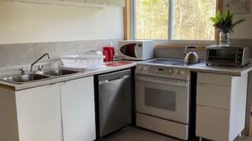 冷蔵庫、電子レンジ、オーブン、コンロ