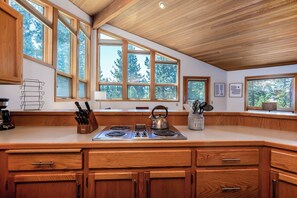 Fridge, microwave, oven, stovetop - MCNA33 - Spacious Home with Great Views, AC, Hot Tub (Sunriver)