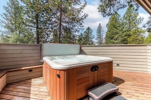 Bañera de hidromasaje al aire libre