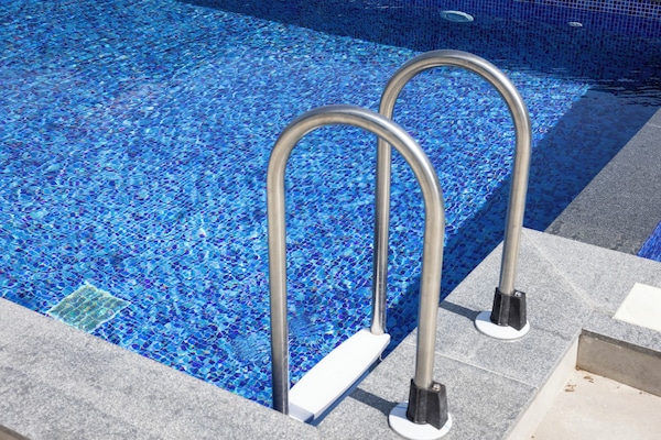 Kolam renang terbuka bermusim