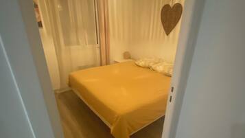 3 slaapkamers, een strijkplank/strijkijzer, gratis wifi, beddengoed