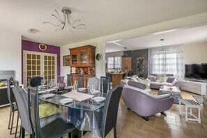 Televisie en een open haard