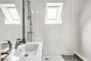 Douche, sèche-cheveux