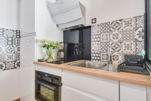 Fridge, microwave, oven, coffee/tea maker