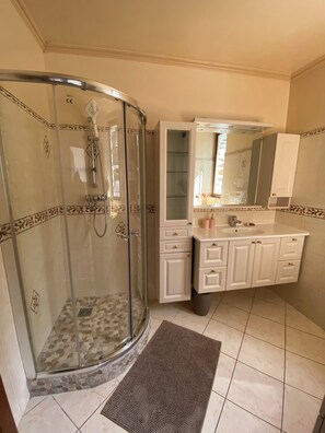 Shower, hair dryer, towels, soap - 540 sq ft -  full master suite and living room (Maisons-Alfort)