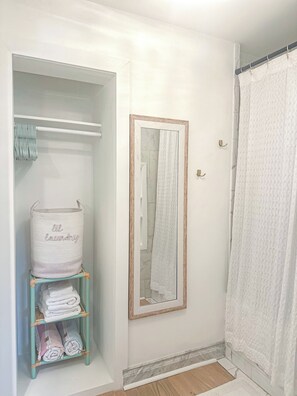 Interior - Beachy Recently Renovated Studio w/ Large + Private Fenced in Yard (Charleston)