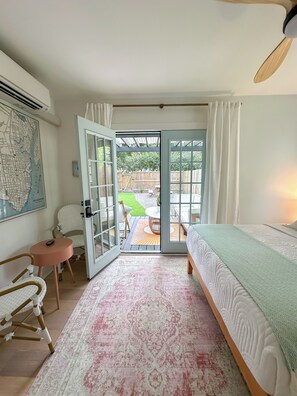 1 bedroom, WiFi, bed sheets - Beachy Recently Renovated Studio w/ Large + Private Fenced in Yard (Charleston)