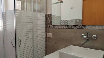 Doccia, vasca idromassaggio, asciugacapelli, bidet