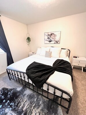 2 bedrooms, desk, iron/ironing board, travel crib - Modern & Stylish, King bed, WiFi (Spokane Valley)