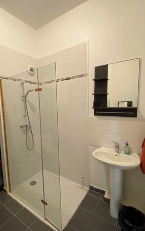 Toalhas de banho, sabonete, shampoo, papel higiênico