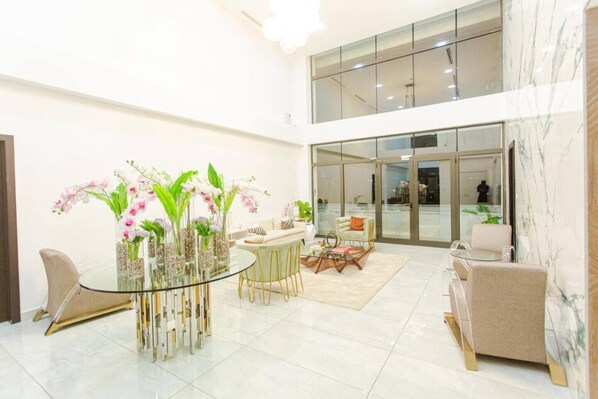 المنشأة من الداخل