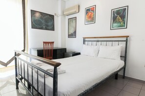 3 bedrooms, iron/ironing board, free WiFi - Koridalos Terrace Apt w Spectacular View (Korydallos)