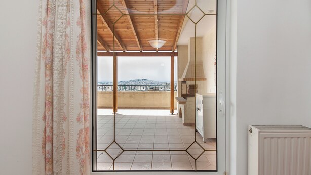 A room with a view of a balcony and mountains. - Koridalos Terrace Apt w Spectacular View (Korydallos)