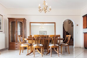 In-room dining - Koridalos Terrace Apt w Spectacular View (Korydallos)