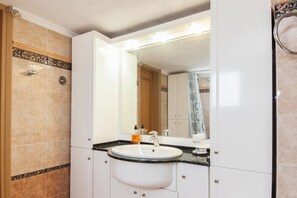 Apartment | Bathroom