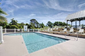 A heated pool - Mariner-Stunning Coast Cottage, - Beach, Elevator (St Simons Island)