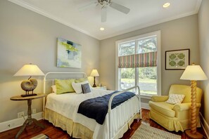 4 bedrooms, desk, iron/ironing board, WiFi - Mariner-Stunning Coast Cottage, - Beach, Elevator (St Simons Island)