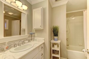 Shower, hair dryer, towels - Mariner-Stunning Coast Cottage, - Beach, Elevator (St Simons Island)