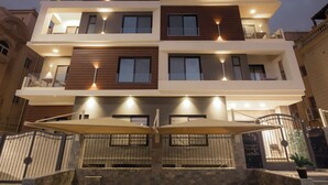A multi-story building with balconies and exterior lighting. - Royal Inn Residence New Cairo (New Cairo)