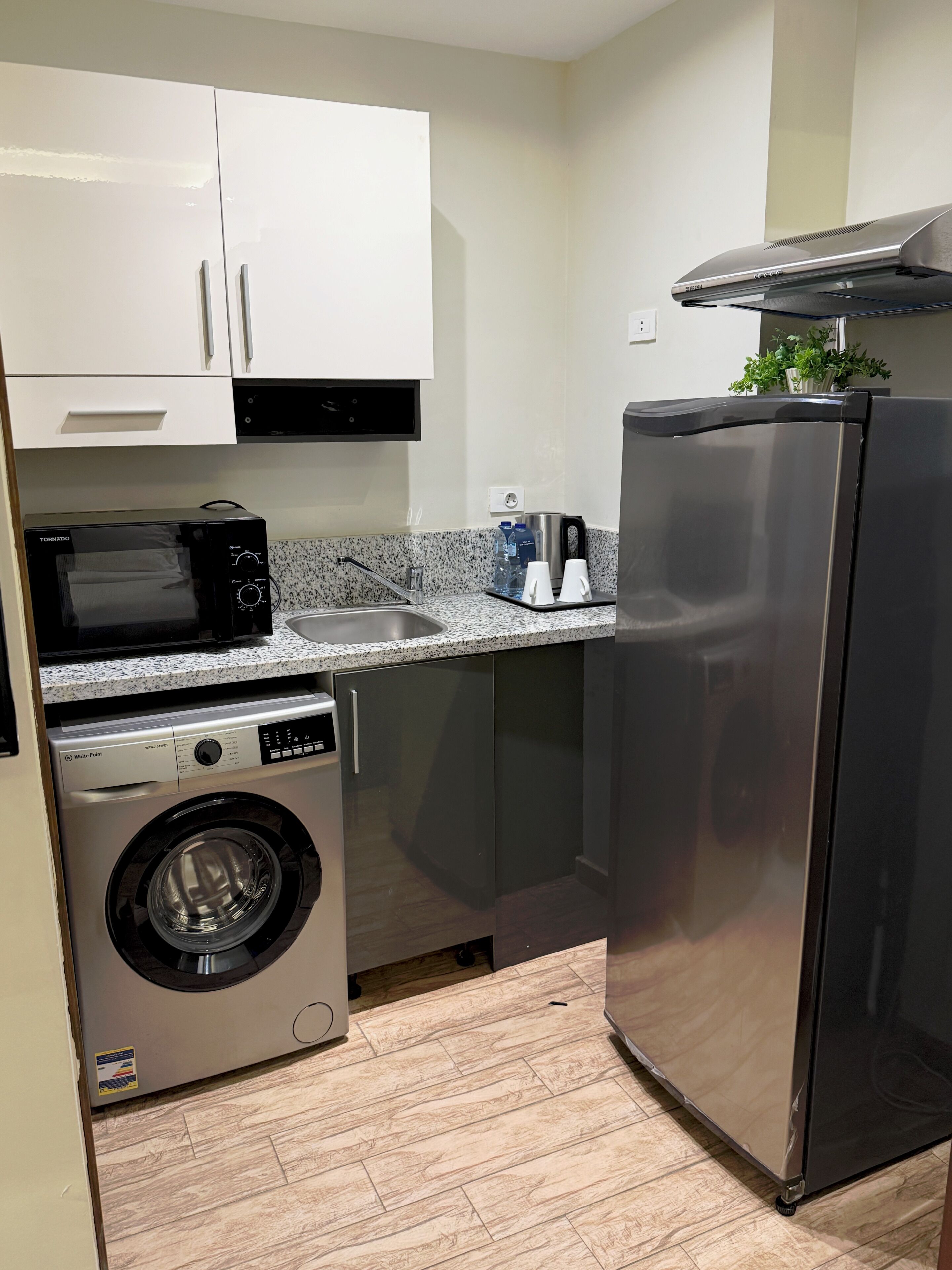 Refrigerador con freezer, microondas, freezer