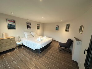 5 bedrooms, iron/ironing board, travel cot, free WiFi - Gîte Spacieux à la Campagne Avec Salle de jeu et Piscine (Ucel)