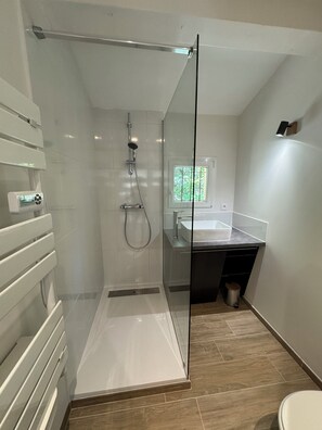 Douche, sèche-cheveux, serviettes fournies, savon