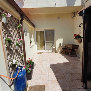 Outdoor dining - Emma House  (Cabras)