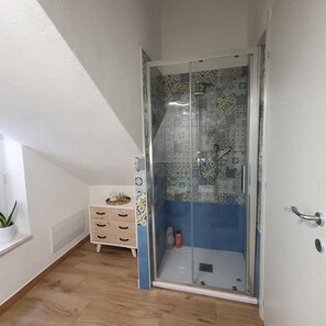 Douche, sèche-cheveux, bidet, serviettes fournies