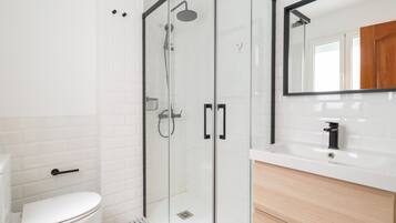 Een douche, een haardroger, handdoeken