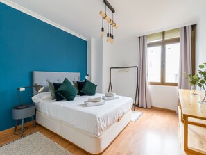 3 slaapkamers, een strijkplank/strijkijzer, gratis wifi, beddengoed