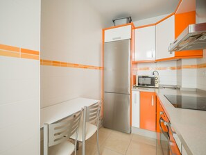 Een koelkast, een magnetron, een oven, een vaatwasser