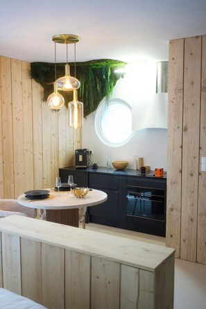 Fridge, microwave, oven, stovetop - Tropic Bloom Spa & Cinéma
10 mn from Paris (Paris)