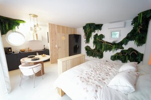 1 bedroom, iron/ironing board, free WiFi, bed sheets - Tropic Bloom Spa & Cinéma
10 mn from Paris (Paris)