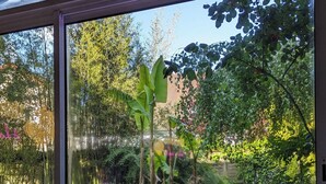 Un jacuzzi con vistas a un jardín a través de una ventana.