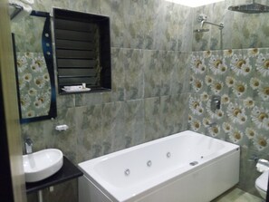 Dusj, regndusjhode, håndklær og såpe