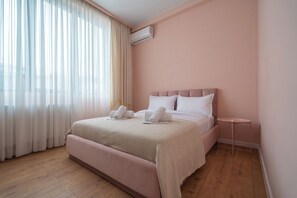 Familie appartement | Een bureau, geluiddichte muren, gratis wifi