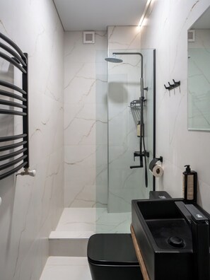 Apartament panoràmic | Bany | Articles de tocador gratuïts, assecador de cabells i sabatilles