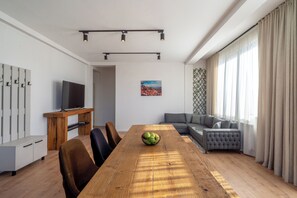 Familie appartement | Woonruimte | Flatscreentelevisie en een computerscherm