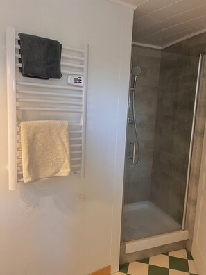 Serviettes fournies, savon, shampoing, papier toilette