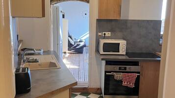 Een koelkast, een microgolfoven, een oven, een kookplaat