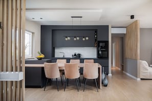 Micro-ondes, lave-vaisselle, cafetiĂšre/bouilloire, chaise haute