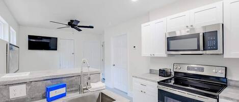 Kjøleskap, mikrobølgeovn, ovn og kokeplater