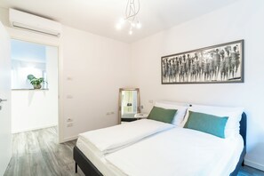 2 soverom, skrivebord, strykejern/-brett og reiseseng for barn